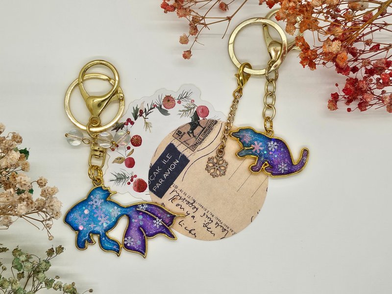 Original pendant Quiet Flower Snow-Cat Fish Symbiosis Winter New Product Handmade Keychain Gift - Keychains - Resin Multicolor