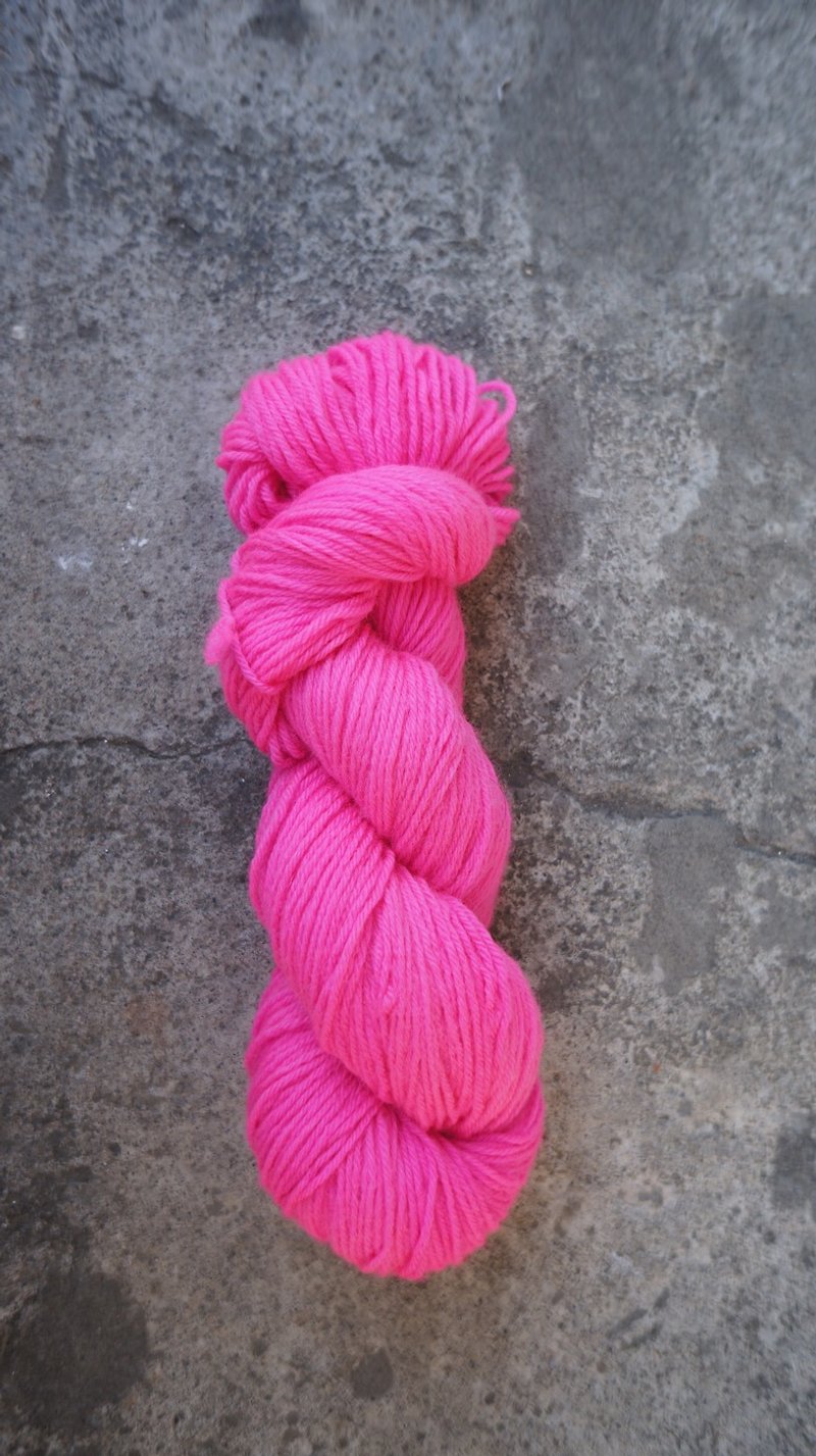 手が線を染めた。鮮やかなピンク。 100％スーパーウォッシュメリノ（スポーツ） - 編み物/刺繍/羊毛フェルト/裁縫 - ウール 