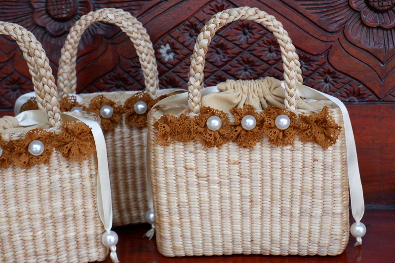 woven handmade summer กระเป๋าถือผู้หญิง ตกแต่งด้วยดอกไม้ กระเป๋าสานแฮนเมด - กระเป๋าถือ - พืช/ดอกไม้ 