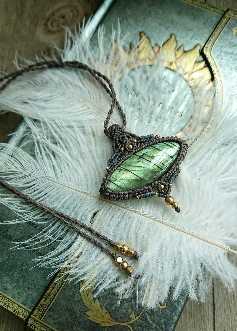 Misssheep P17 - Handcrafted Macrame Necklace with Labradorite Gemstone - สร้อยคอ - วัสดุอื่นๆ สีเทา