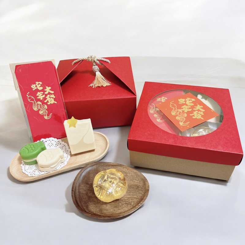 Lunar New Year Giftbox-Year of the Snake Spring Couplets & Handmade Soap - สบู่ - กระดาษ สีแดง