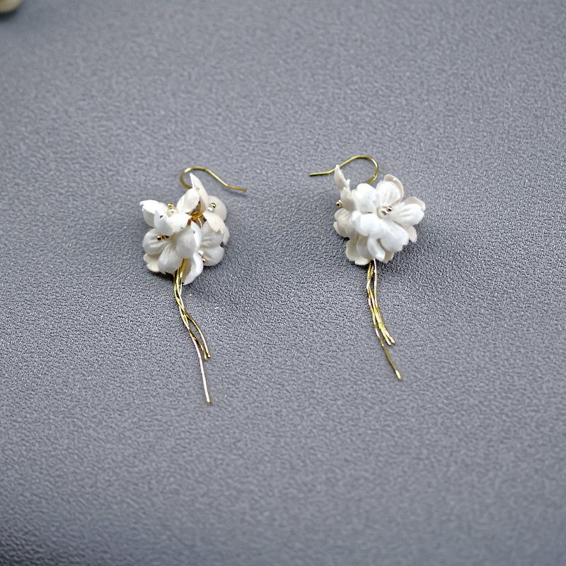 Hope | Multifaceted Three-Dimensional Flower String Earrings - Earrings & Clip-ons - Resin White