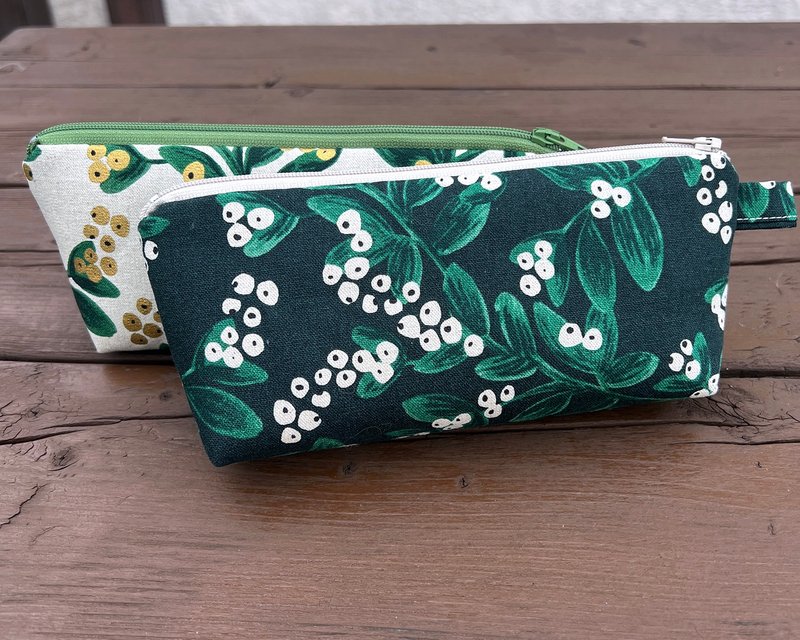 Handmade warm and soft micro triangular pencil case-hand-painted style printed fabric Rifle Paper Co Mistletoe/Jungle Party - กล่องดินสอ/ถุงดินสอ - ผ้าฝ้าย/ผ้าลินิน สีเขียว