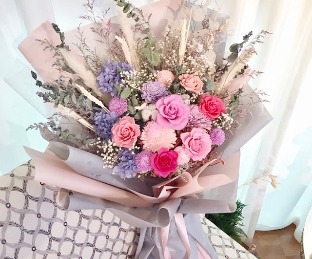 永遠の命のドライフラワーの超大きな花束。提案が永遠の花束を獲得