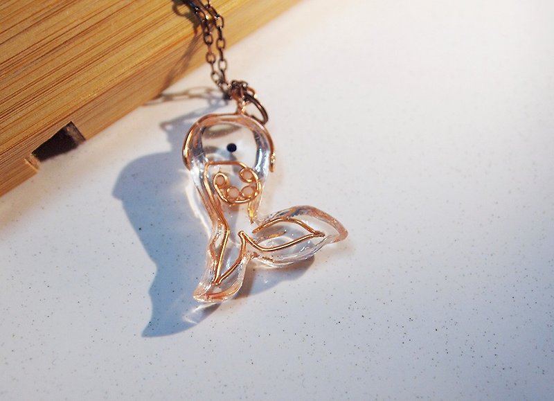 Fish jump_transparent resin_necklace_cute route_imagine fish swimming on the chest - สร้อยคอ - เรซิน สีนำ้ตาล