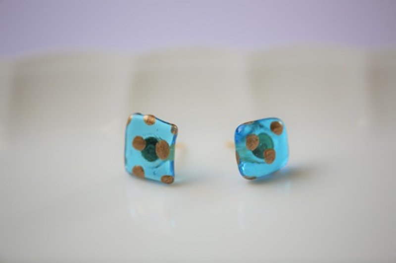 Kintsugi stained glass earrings, sky blue, polka dots - ต่างหู - แก้ว สีน้ำเงิน