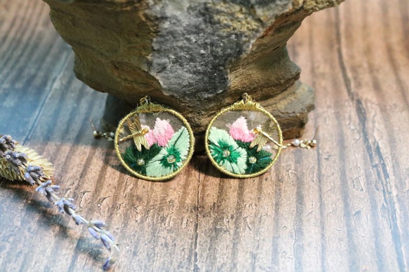 原創中國風刺繡荷葉蜻蜓圖耳環復古艺文耳飾 - 耳環/耳夾/耳骨夾 - 繡線 多色
