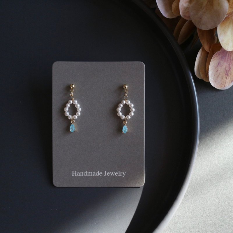 Delicate Pearl and Stone Dangle Earrings: A Versatile Choice for the Modern Professional - ต่างหู - เรซิน ขาว