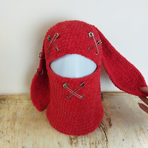 Alternative Crochet Boutique 帶耳朵的紅色兔子帽。 死兔耳巴拉克拉法帽。 蓬鬆的巴拉克拉法帽