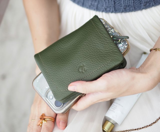 三つ折り財布　ショートウォレット　グリーン英文字型押し　新品　ハンドメイド 新色パープル三つ折り財布 メンズ 財布 エイ革 ミニ財布 コンパクト ショートウォレット スティングレイ 財布 OLD POINT  オールドポイント スティングレー スターマーク ガルーシャ ハーフウォレット 本革 財布 かっこいい 収納力 | CHAOS Accessory