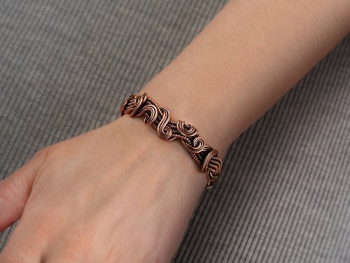 Wire Wrap Art 銅手鐲。 作者手工。 時尚手鍊。 精緻的風格。鋼絲編織。藝術。