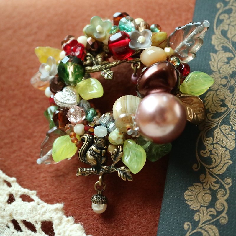 A forest where good friends live squirrels One-of-a-kind wreath brooch Animal creatures Squirrels Chestnuts Flower leaves Child years Tree nuts Acorn Christmas Colorful ring Hoop ring Czech - เข็มกลัด - แก้ว หลากหลายสี