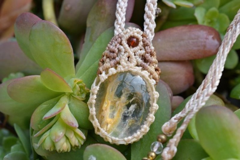 Golden Waterfall Yellow Garden Quartz Macrame Pendant Garm090 - สร้อยคอ - เครื่องเพชรพลอย 