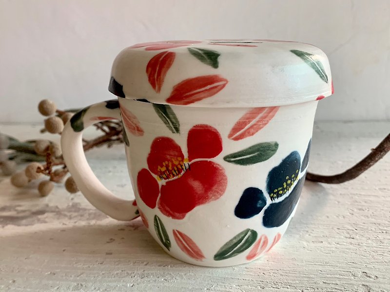 Lianlian camellia mug with lid (sold out) _ pottery mug - แก้วมัค/แก้วกาแฟ - เครื่องลายคราม ขาว