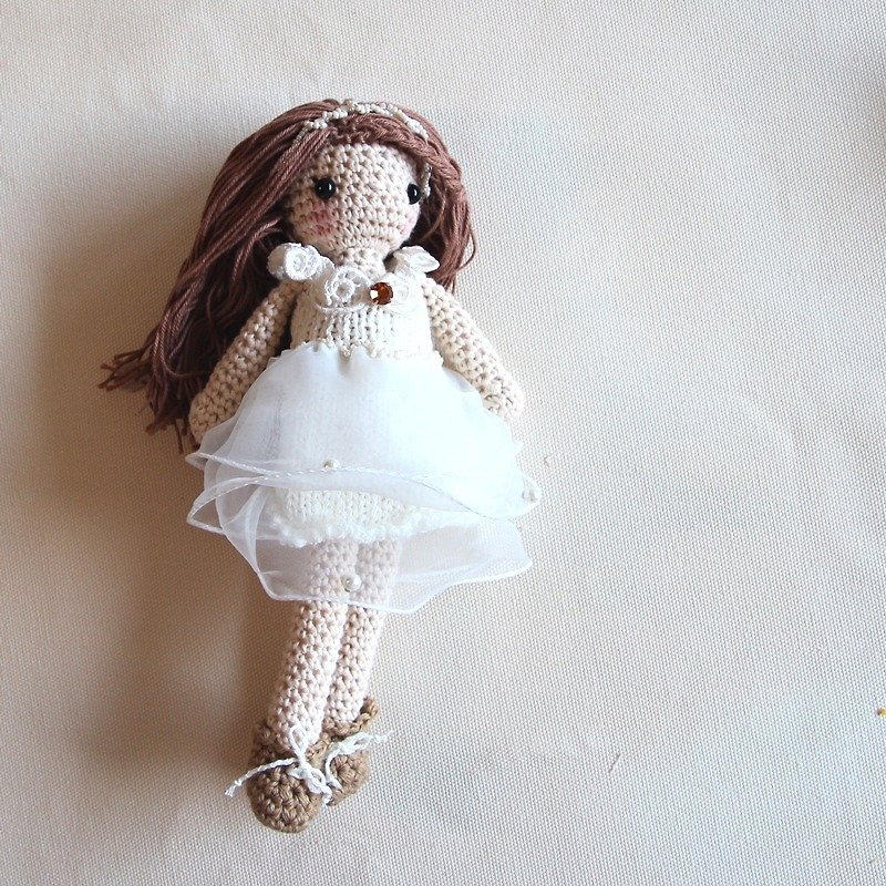 手鉤玩偶 毛線娃娃 小美娃娃 新娘造型 白紗 純白珍珠蕾絲裙 - 玩偶/公仔 - 聚酯纖維 白色
