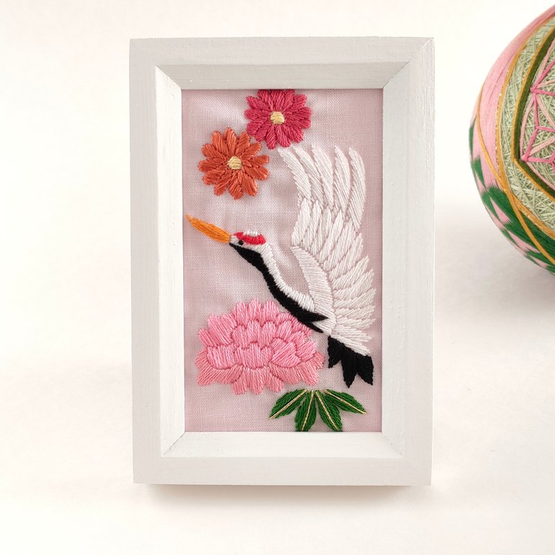 Crane and peony New Year's embroidery frame - ของวางตกแต่ง - ผ้าฝ้าย/ผ้าลินิน ขาว