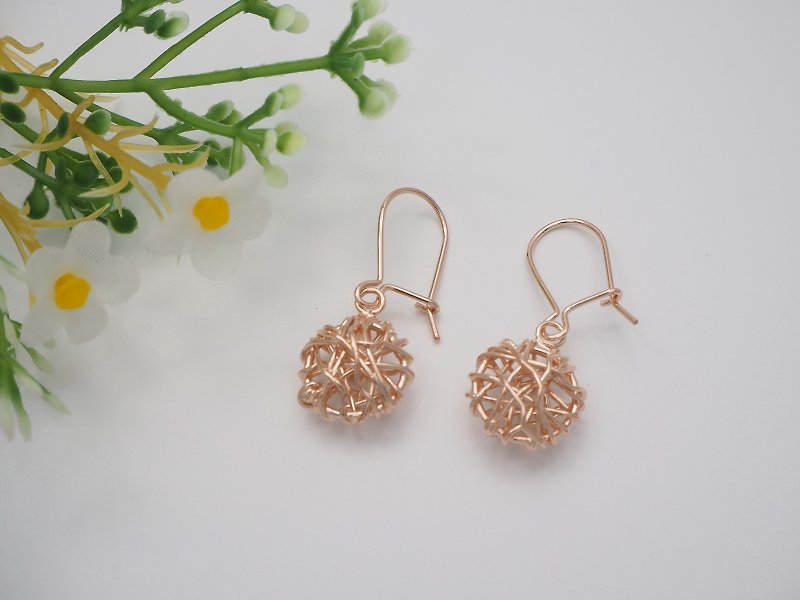 Swirl wire round shape sterling silver earring with Rose gold plated - 耳環/耳夾 - 純銀 粉紅色