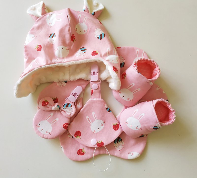 [Shipping within 5 days] Dessert Bunny Moon Gift Baby Shoes Peace Charm Bag Bib Baby Hat - ผ้ากันเปื้อน - ผ้าฝ้าย/ผ้าลินิน หลากหลายสี