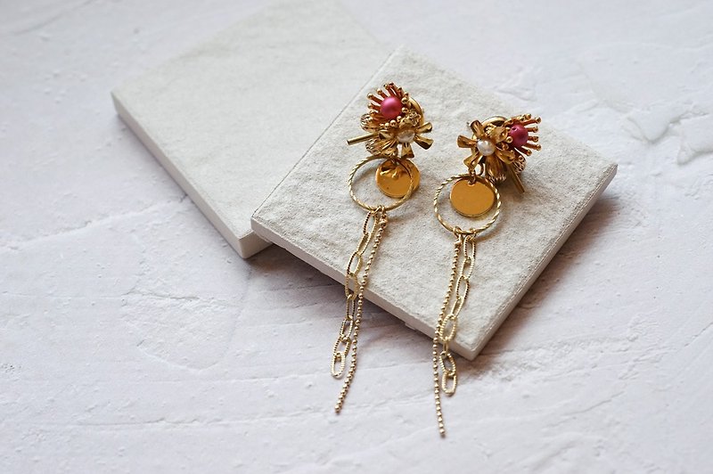 Scent of a Woman - Flower Dangle Tassel Earrings - ต่างหู - ทองแดงทองเหลือง สึชมพู
