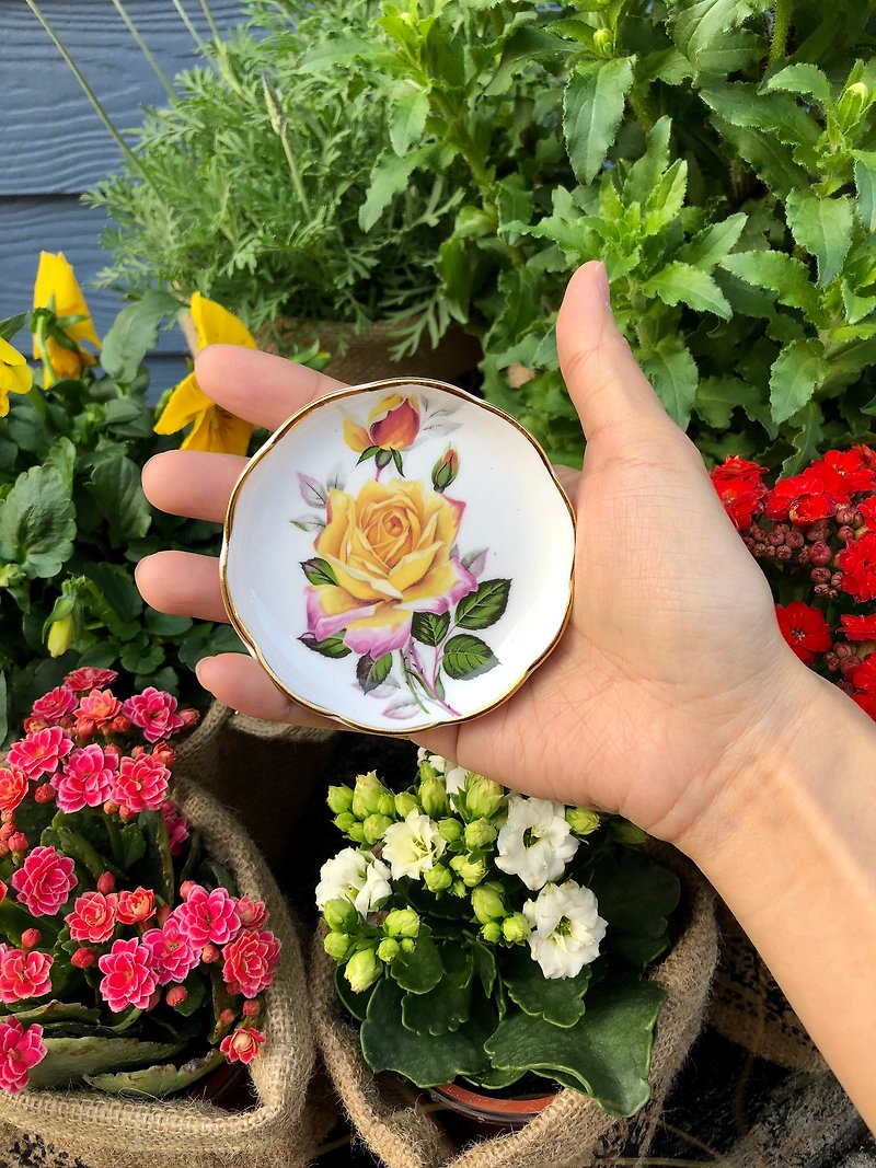 British fine bone china Phnom Penh flower mini disc - Items for Display - Porcelain 
