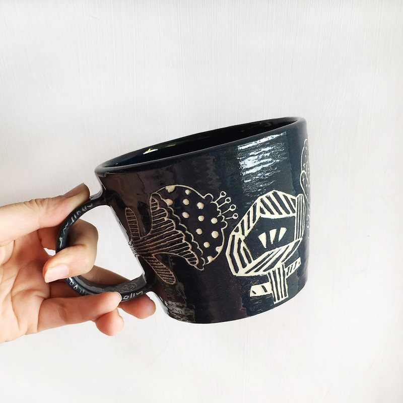 [Komaru Forest Hand Carving] Deep blue and black flower large-capacity engraved cup mark - Cups - Pottery Black