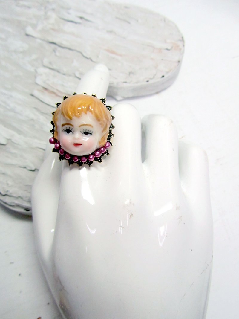 TIMBEE LO Imitation Ceramic Little Boy Head Ring Aristocratic Style - แหวนทั่วไป - กระดาษ สีทอง
