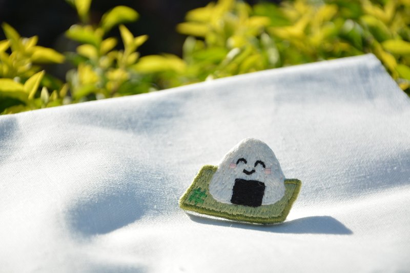 <榻榻米上的飯糰> 刺繡胸針 /別針 /扣針  - 胸針 - 繡線 白色