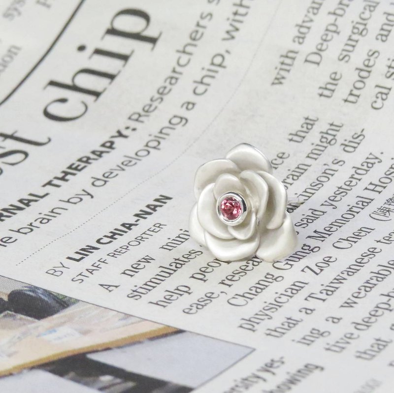 Camellias earrings/corundum - Earrings & Clip-ons - Silver Silver