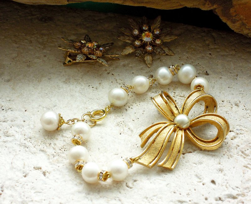 Pearl and bow · Antique bracelet - สร้อยข้อมือ - วัสดุอื่นๆ 