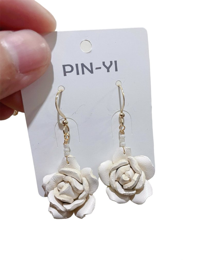 White/light brown/black leather rose Clip-On/925 white ear hook - ต่างหู - หนังแท้ หลากหลายสี