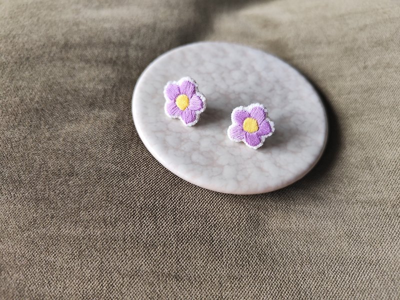 手工刺繡 | purple flower紫色的花耳釘 - 耳環/耳夾 - 繡線 紫色