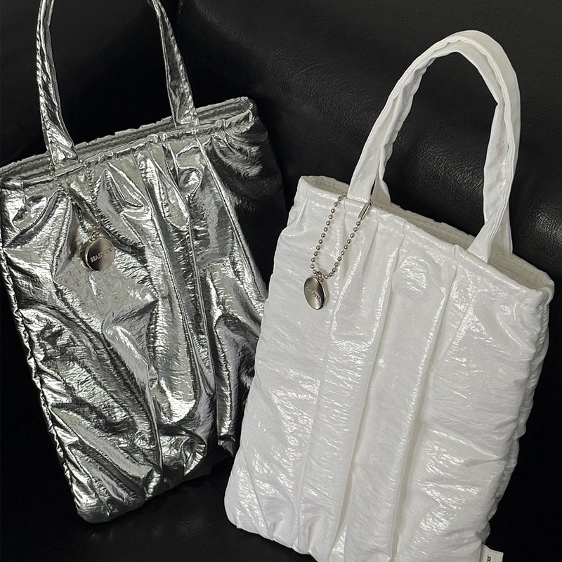 AIR SHIRRING BAG - 化妝包/收納袋 - 聚酯纖維 銀色