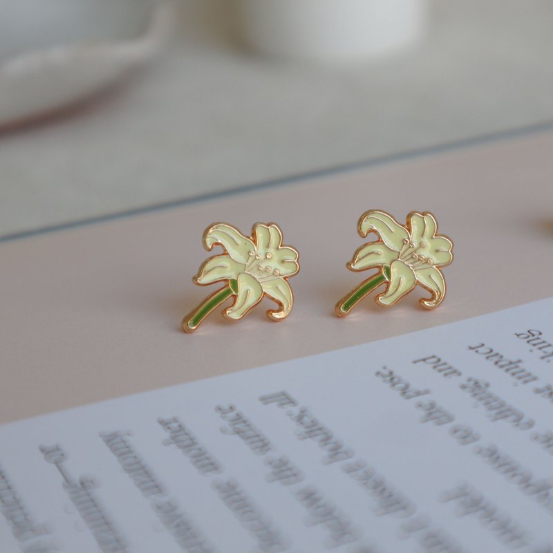 百合花 Lily 無私盛開  夾式耳環  生日禮物 紙盒包裝 花耳環 - 耳環/耳夾/耳骨夾 - 琺瑯 白色