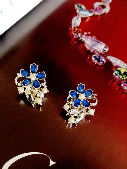 老時光製造所 vintage jewelry 典雅藍色萊茵花瓣珍珠花卉 夾式耳環