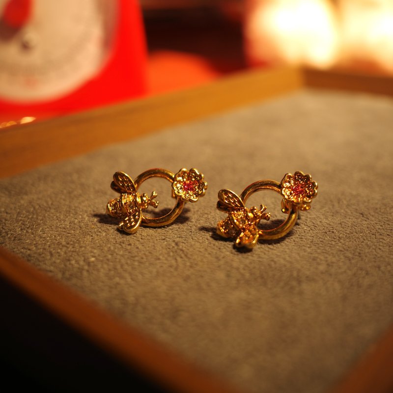 AVON Bee Earrings with pink flower stone - 耳環/耳夾/耳骨夾 - 其他金屬 金色