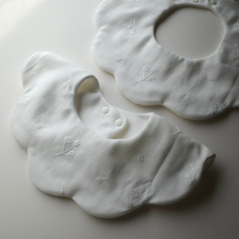 【 Laukku.u 】純白刺繡小花360度花兜 - 圍兜/口水巾 - 棉．麻 白色