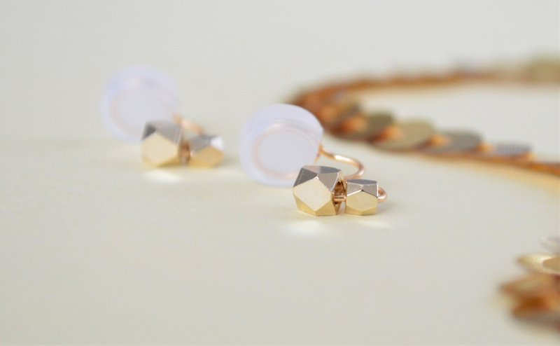 Painless earrings/ Small earrings that shine with 2 grains of gold.