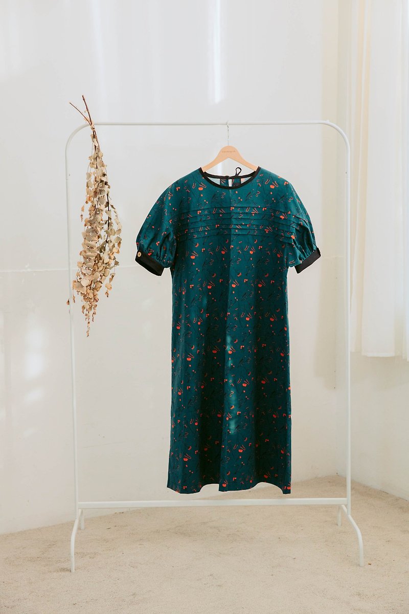 In stock-WOMAN five-point sleeve dress with thin folds on the chest - One Piece Dresses - Cotton & Hemp Green