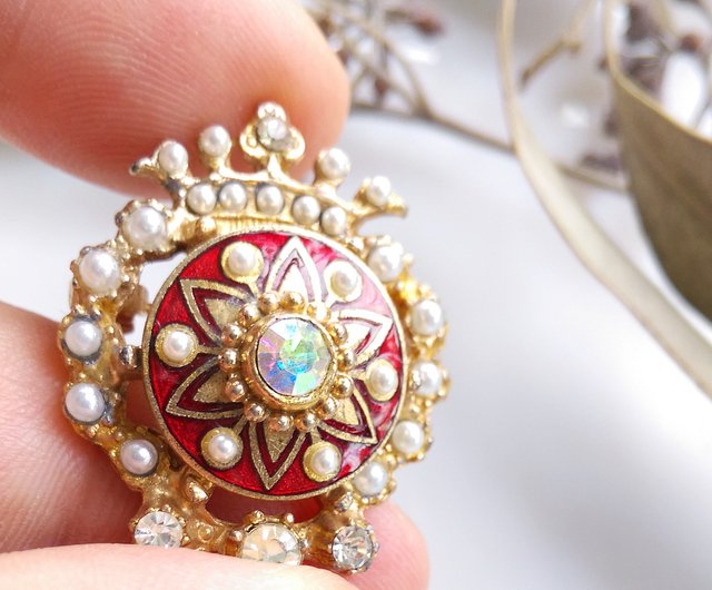 王冠とスティックのデザインのピンバッチ