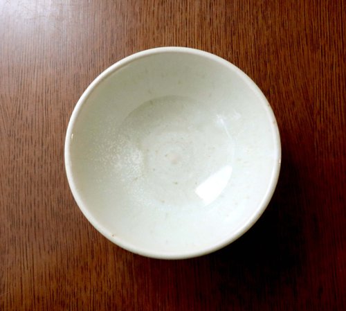 Tea bowl of white clay and straw ash glaze 2