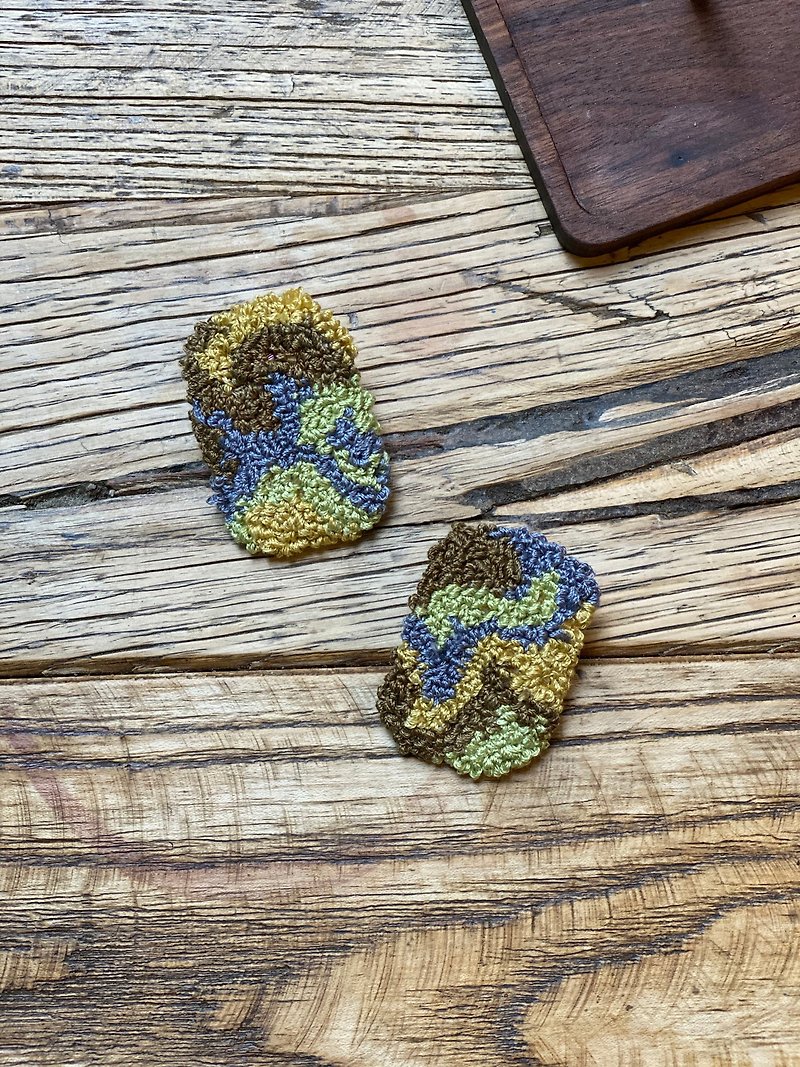 Muse Moss Embroidery Earring. - ต่างหู - งานปัก สีเขียว