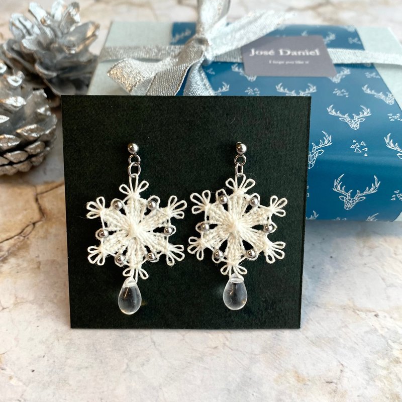 雪の結晶　糸とビーズのピアス/イヤリング　(白) 刺繍 - 耳環/耳夾/耳骨夾 - 繡線 白色