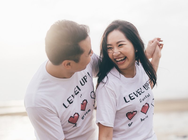 (Set of two) Customizable Level Up T-shirts for couples - เสื้อยืดผู้หญิง - ผ้าฝ้าย/ผ้าลินิน หลากหลายสี