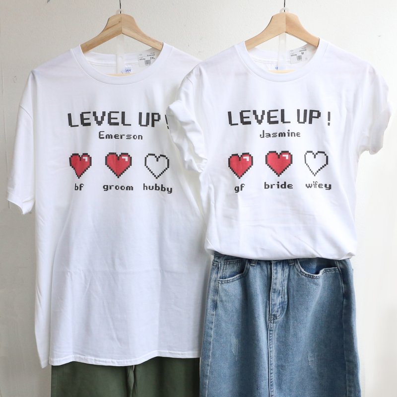 客製化 情侶裝/週年紀念禮物 短袖T恤女  Level Up  一套兩件 - 女 T 恤 - 棉．麻 多色
