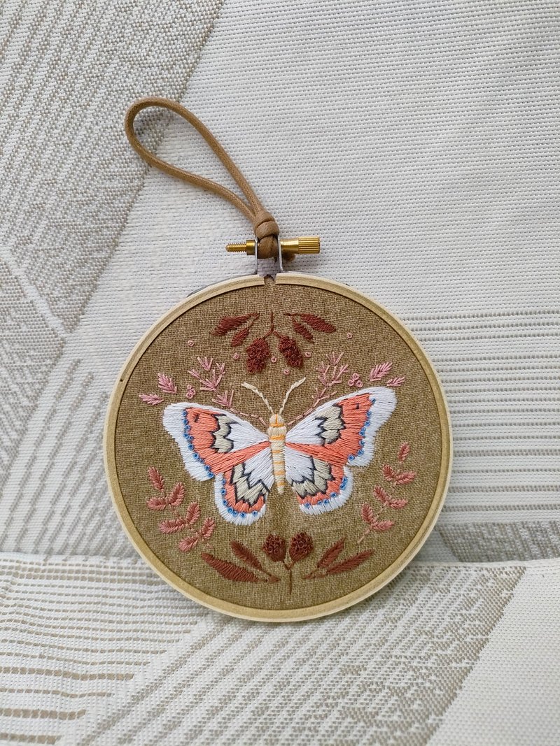 Dancing butterfly circular hanging painting - ตกแต่งผนัง - วัสดุอื่นๆ 