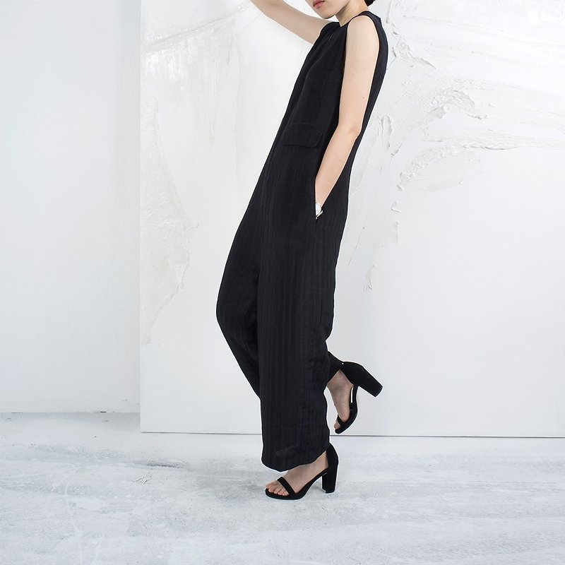Gao fruit / GAOGUO original designer brand women's minimalist black linen sleeveless v-neck jumpsuit wide leg - จัมพ์สูท - ผ้าไหม สีดำ