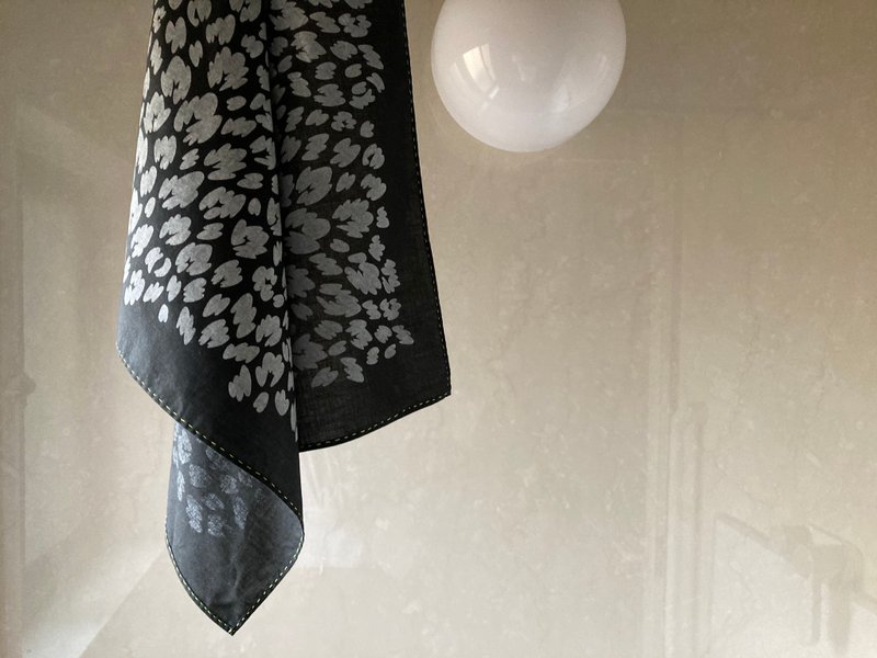 leopard handkerchief  black - 絲巾 - 棉．麻 黑色