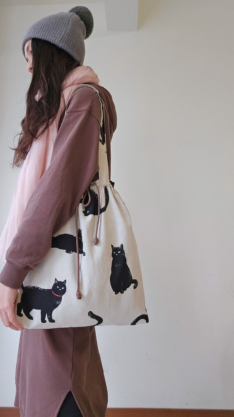 [Large drawstring series] Japanese black cat shoulder bag drawstring bag shopping bag large capacity design handmade bag - กระเป๋าหูรูด - ผ้าฝ้าย/ผ้าลินิน ขาว