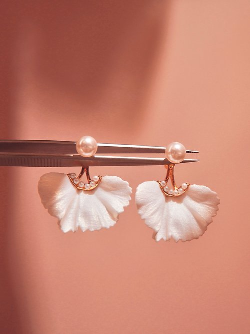 Lafit 珍珠之貝 — 花藝系 優雅柔白3D耳環 女生儀式感禮物