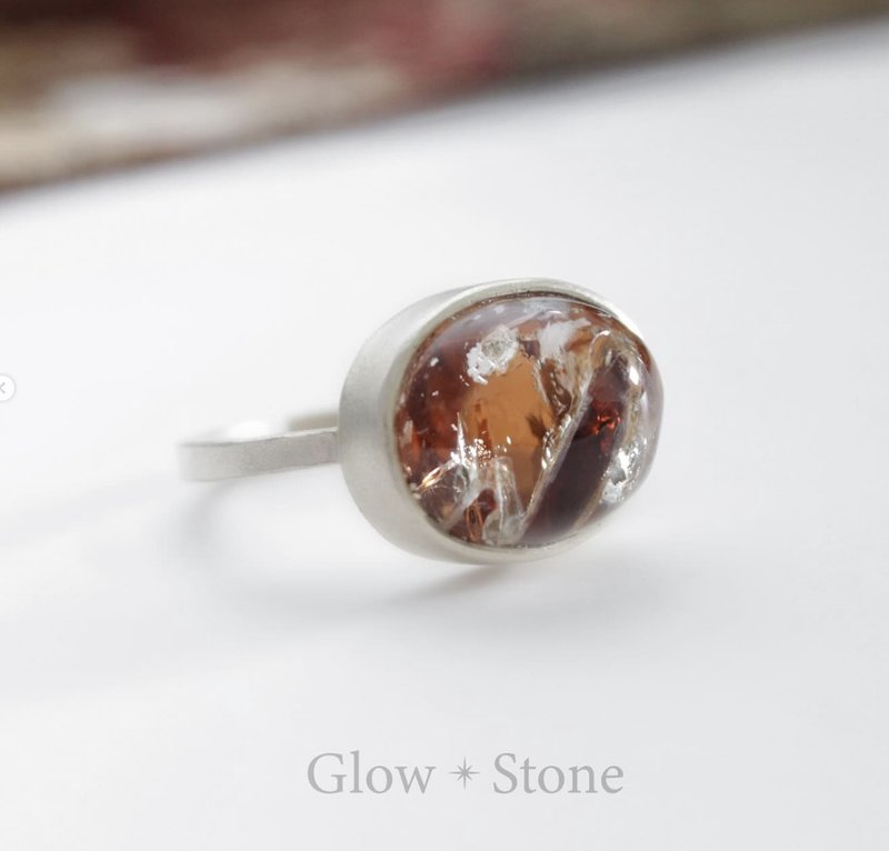 Glow Stone 紅雲母設計戒指 - 戒指 - 水晶 金色